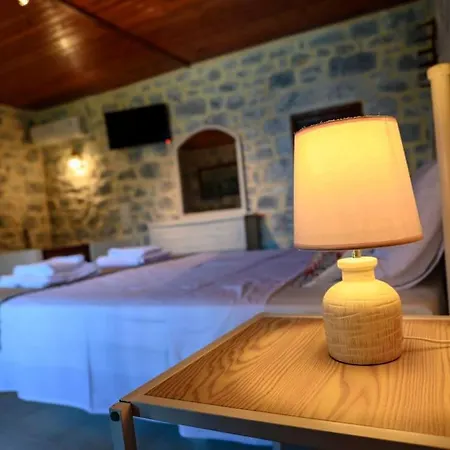 Faskomilo - Unique Beachfront Stone House In Alipa-mani Khalkia