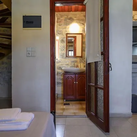 Faskomilo - Unique Beachfront Stone House In Alipa-mani Tatil Evi Khalkia