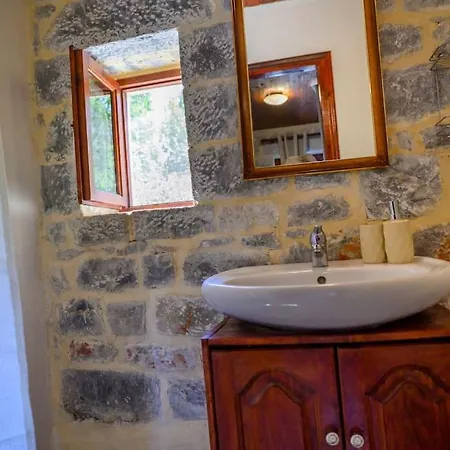 Faskomilo - Unique Beachfront Stone House In Alipa-mani *