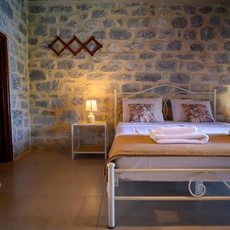 Σπίτι διακοπών Faskomilo - Unique Beachfront Stone House In Alipa-mani *