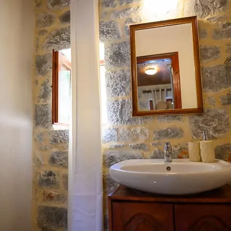 Tatil Evi Faskomilo - Unique Beachfront Stone House In Alipa-mani Khalkia