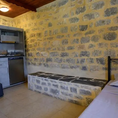 Faskomilo - Unique Beachfront Stone House In Alipa-mani