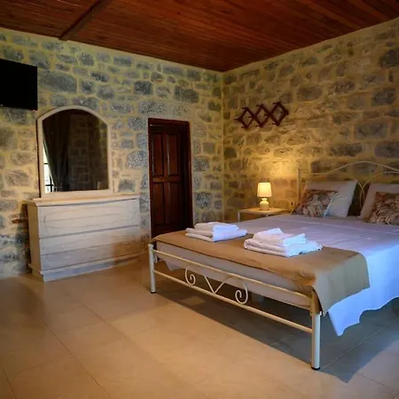 Faskomilo - Unique Beachfront Stone House In Alipa-mani Prázdninový dům