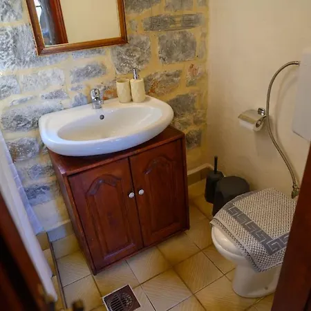 Prázdninový dům Faskomilo - Unique Beachfront Stone House In Alipa-mani *