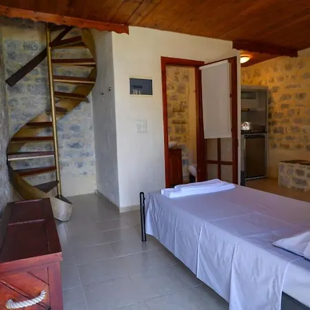 Tatil Evi Faskomilo - Unique Beachfront Stone House In Alipa-mani Khalkia