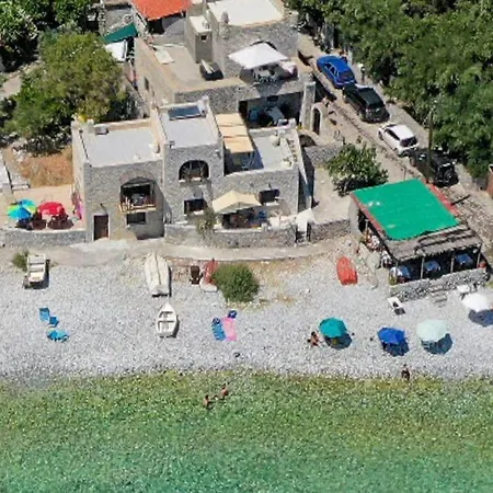Faskomilo - Unique Beachfront Stone House In Alipa-mani Khalkia