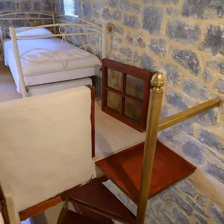 Faskomilo - Unique Beachfront Stone House In Alipa-mani