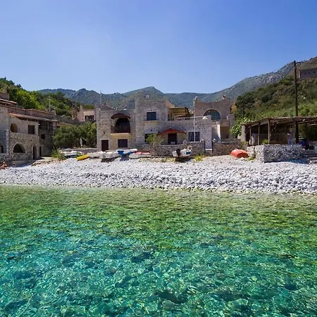 Faskomilo - Unique Beachfront Stone House In Alipa-mani Prázdninový dům *