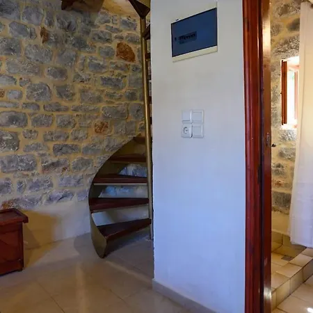 Tatil Evi Faskomilo - Unique Beachfront Stone House In Alipa-mani *