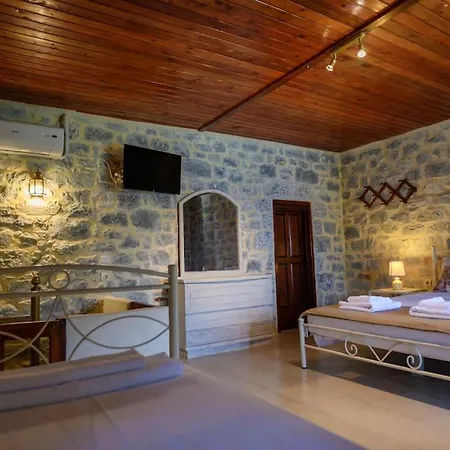 Σπίτι διακοπών Faskomilo - Unique Beachfront Stone House In Alipa-mani Khalkia