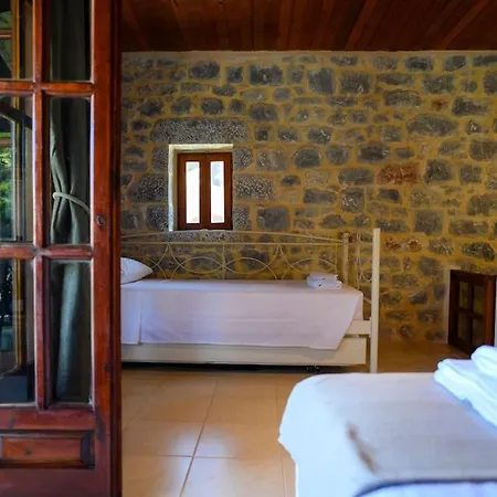 Faskomilo - Unique Beachfront Stone House In Alipa-mani *