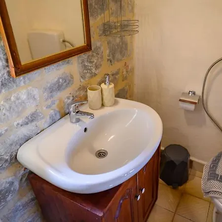 Prázdninový dům Faskomilo - Unique Beachfront Stone House In Alipa-mani