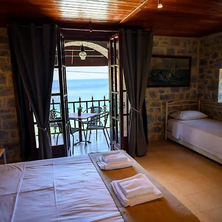 Σπίτι διακοπών Faskomilo - Unique Beachfront Stone House In Alipa-mani Khalkia