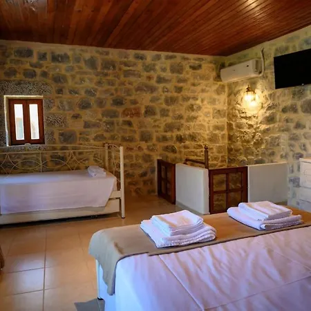 Faskomilo - Unique Beachfront Stone House In Alipa-mani *