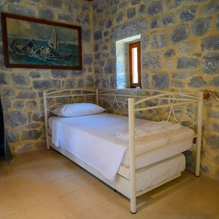 Faskomilo - Unique Beachfront Stone House In Alipa-mani * Khalkia