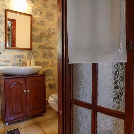 Faskomilo - Unique Beachfront Stone House In Alipa-mani