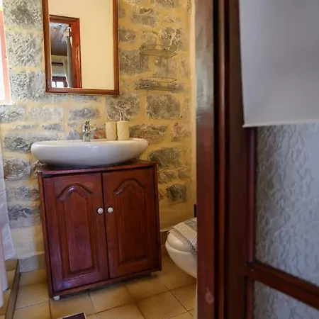 Tatil Evi Faskomilo - Unique Beachfront Stone House In Alipa-mani Khalkia