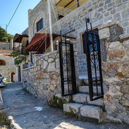 Faskomilo - Unique Beachfront Stone House In Alipa-mani Khalkia