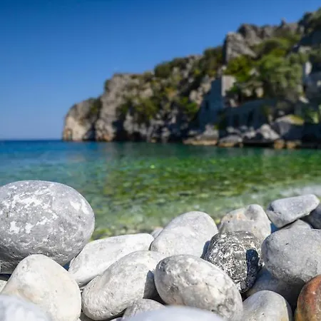 Faskomilo - Unique Beachfront Stone House In Alipa-mani
