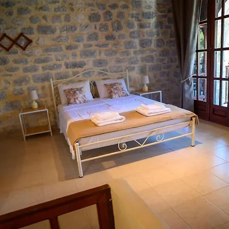 Faskomilo - Unique Beachfront Stone House In Alipa-mani Σπίτι διακοπών