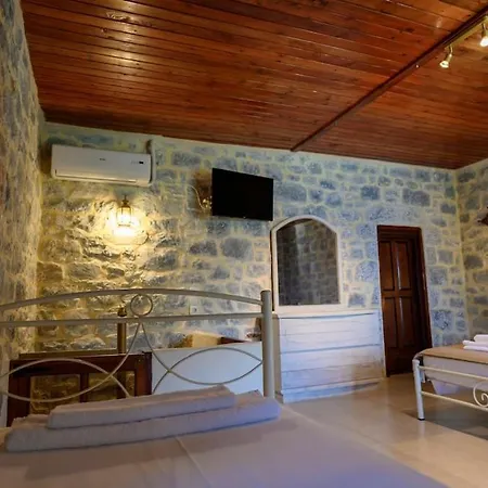 Tatil Evi Faskomilo - Unique Beachfront Stone House In Alipa-mani
