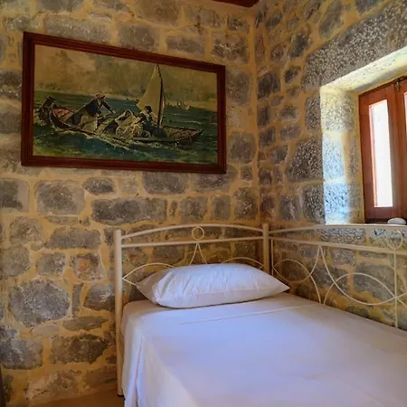 Faskomilo - Unique Beachfront Stone House In Alipa-mani Tatil Evi Khalkia