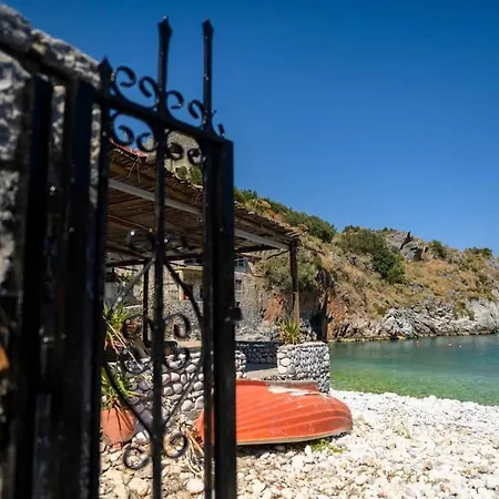 Prázdninový dům Faskomilo - Unique Beachfront Stone House In Alipa-mani Khalkia