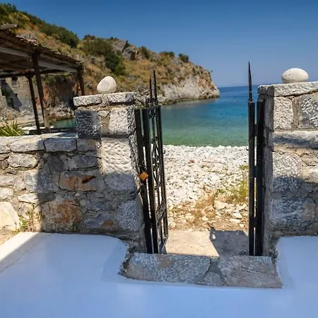 Faskomilo - Unique Beachfront Stone House In Alipa-mani