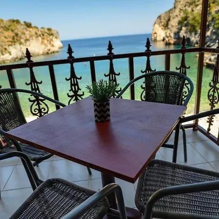 Prázdninový dům Faskomilo - Unique Beachfront Stone House In Alipa-mani Khalkia