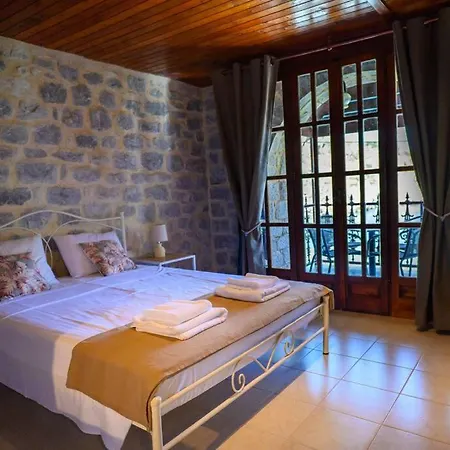 Faskomilo - Unique Beachfront Stone House In Alipa-mani Σπίτι διακοπών *