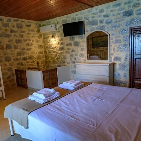 Faskomilo - Unique Beachfront Stone House In Alipa-mani Khalkia