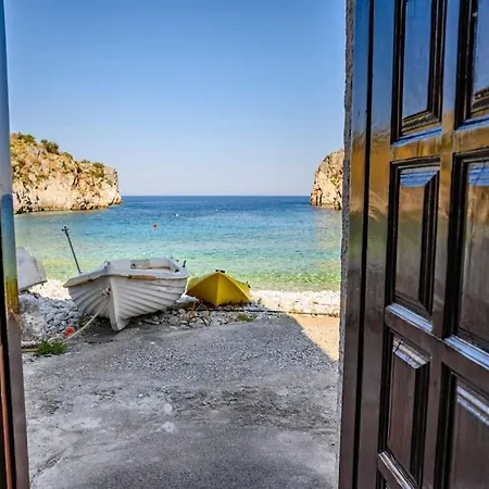 Faskomilo - Unique Beachfront Stone House In Alipa-mani Tatil Evi