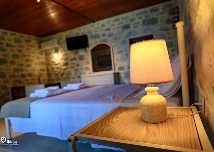 Faskomilo - Unique Beachfront Stone House In Alipa-mani Khalkia