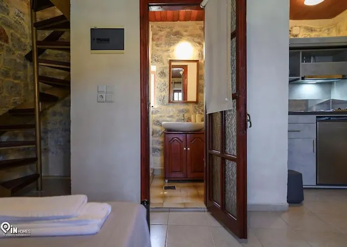 Faskomilo - Unique Beachfront Stone House In Alipa-mani بيت للعطل Khalkia