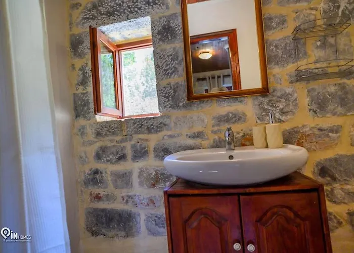 Faskomilo - Unique Beachfront Stone House In Alipa-mani *