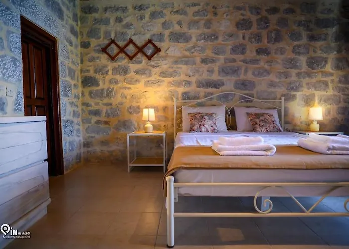 Nyaraló Faskomilo - Unique Beachfront Stone House In Alipa-mani *