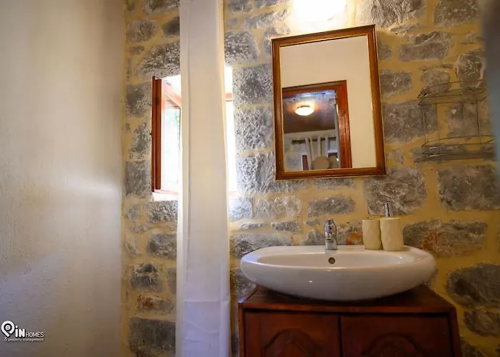 Nyaraló Faskomilo - Unique Beachfront Stone House In Alipa-mani Khalkia