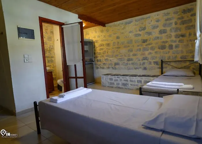 Nyaraló Faskomilo - Unique Beachfront Stone House In Alipa-mani