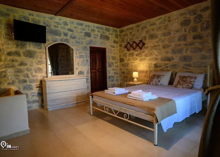 Faskomilo - Unique Beachfront Stone House In Alipa-mani بيت للعطل