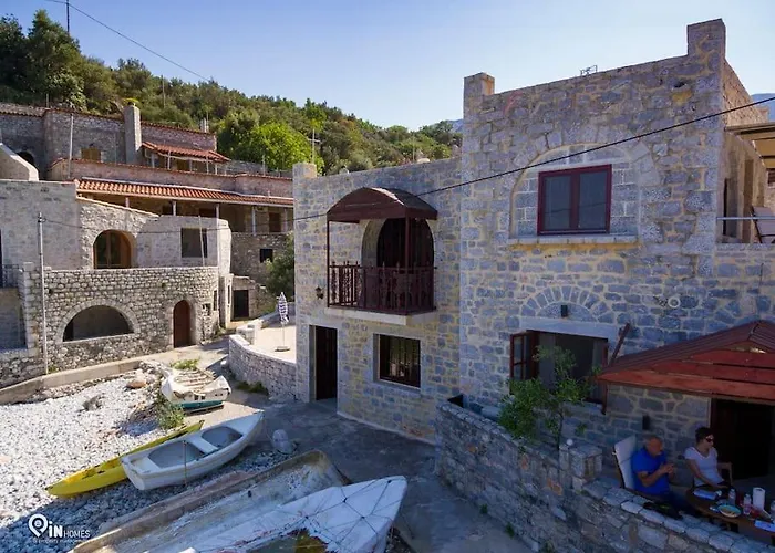 Faskomilo - Unique Beachfront Stone House In Alipa-mani