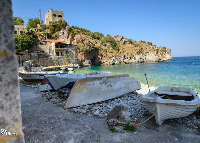 Faskomilo - Unique Beachfront Stone House In Alipa-mani Nyaraló *