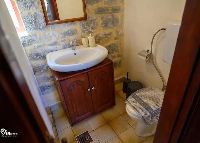 بيت للعطل Faskomilo - Unique Beachfront Stone House In Alipa-mani *