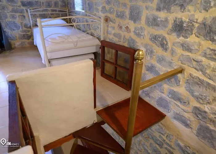 Faskomilo - Unique Beachfront Stone House In Alipa-mani