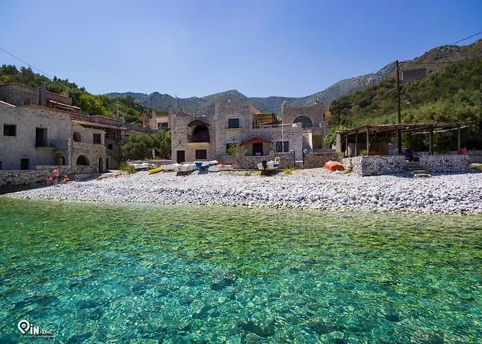 Faskomilo - Unique Beachfront Stone House In Alipa-mani بيت للعطل *