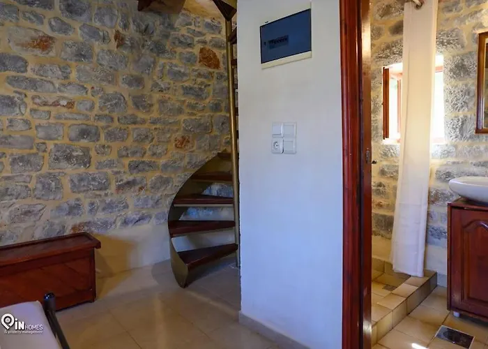 Nyaraló Faskomilo - Unique Beachfront Stone House In Alipa-mani *