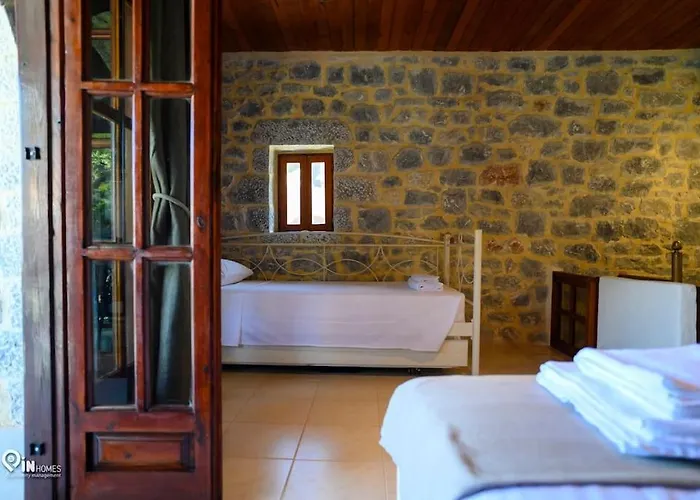 Faskomilo - Unique Beachfront Stone House In Alipa-mani *