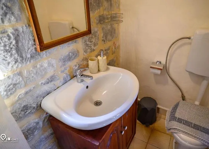 Nyaraló Faskomilo - Unique Beachfront Stone House In Alipa-mani