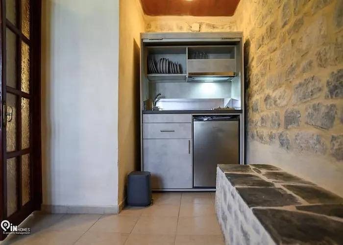 Nyaraló Faskomilo - Unique Beachfront Stone House In Alipa-mani *