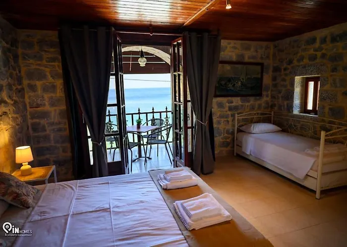 بيت للعطل Faskomilo - Unique Beachfront Stone House In Alipa-mani Khalkia