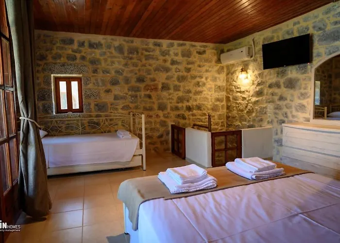 Faskomilo - Unique Beachfront Stone House In Alipa-mani *